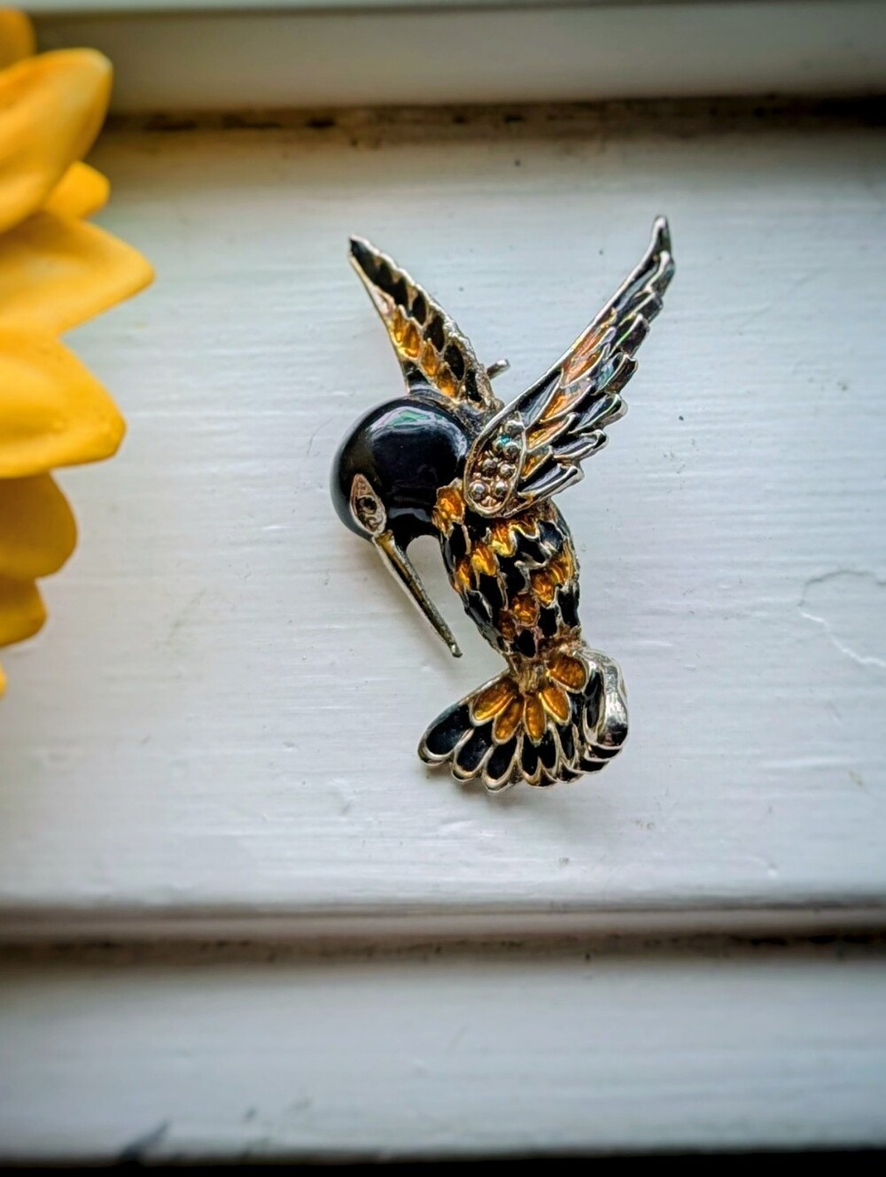VINTAGE ⚜️ gold tone black and orange enamel hummingbird brooch pendant